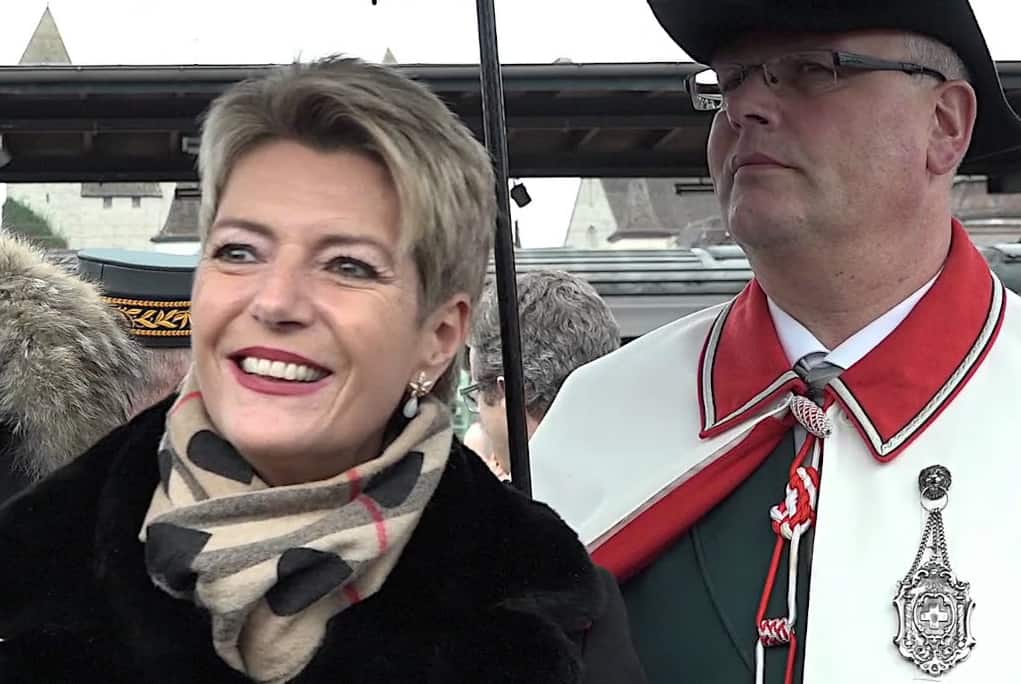 Bundesrätin Karin Keller-Sutter kommt an die Eröffnungsfeier
